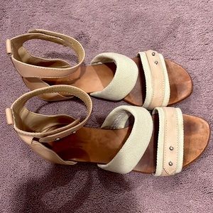 Neutrals! Easy to walk in and matches with everything! Great for fall and summer